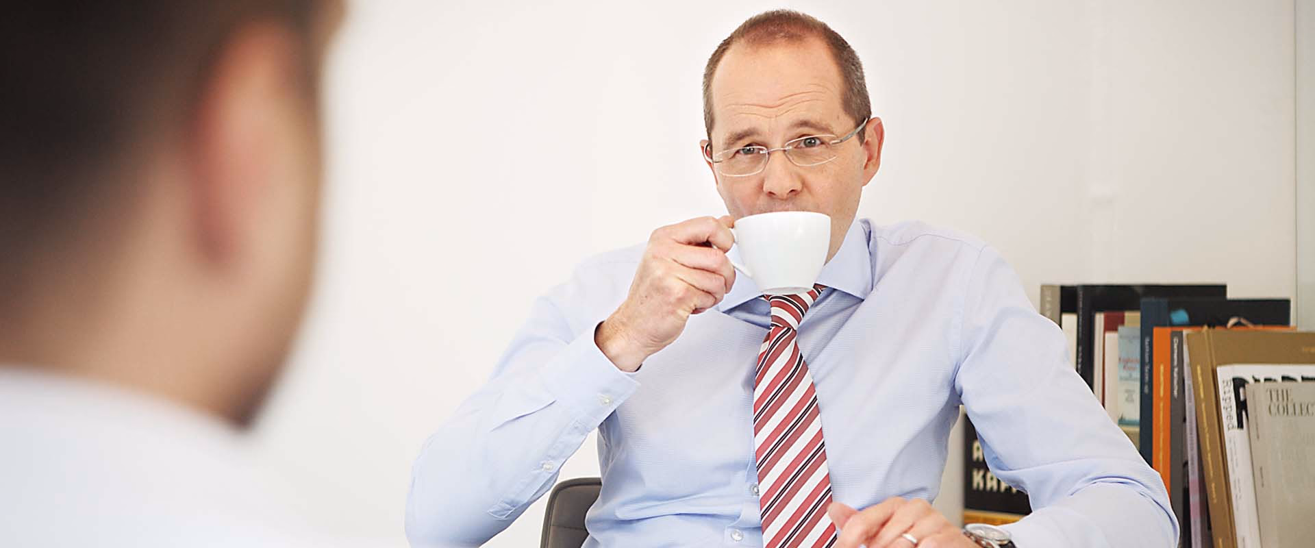 Entspannte Atmosphäre im Beratungsbereich mit Kaffeepause