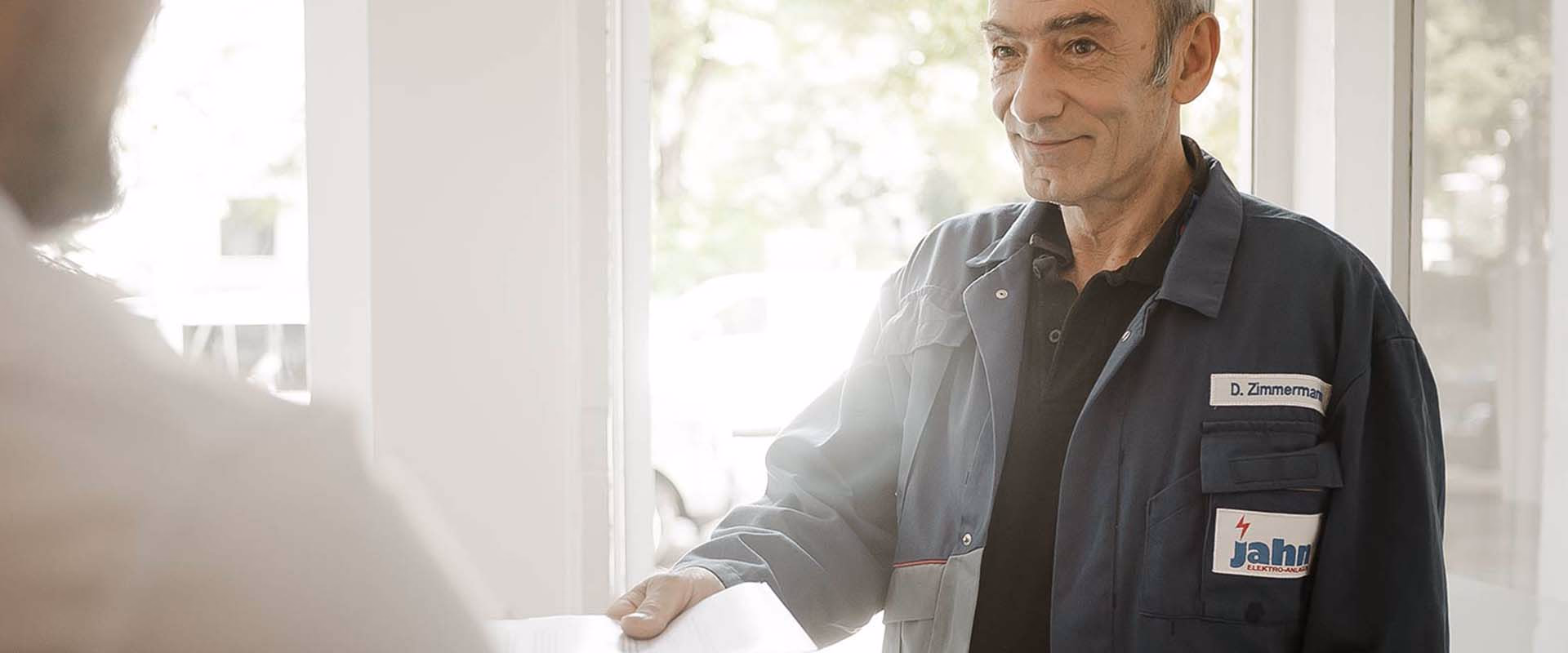 Steuerberater prüft Belege und Rechnungen am Schreibtisch